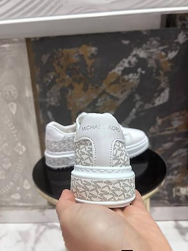 Patike: Ženske patike – dizajnerski modeli Vel. od 36 do 40 Oba modela su — 26