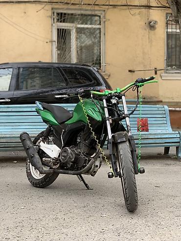 motosiklet harley davidson: Motosiklet – küçə/naked üslubunda, yaşıl-qara rəng sxemi ilə. Texniki — 4