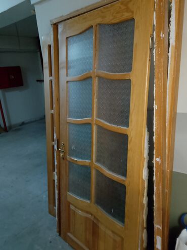 ikinci əl seyf qapı: Şüşəli taxta otaq qapısı 2 dened 50manat - Material: təbii ağac