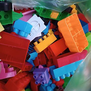 Другие игровые комплексы: Продаю два пакета полных крупных пластиковых строительных блоков для — 9