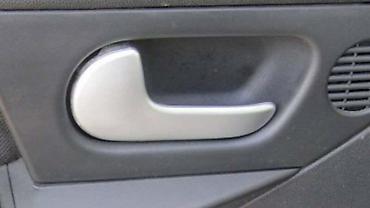 oblikač: UNUTRAŠNJA BRAVA ZA OPEL MERIVA OD 2003. DO 2010. GOD. | Polovni — 1