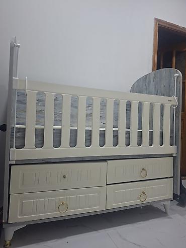 Beşiklər: Oğlan və qız üçün, İşlənmiş, Dördbucaq, Beşik, Matras ilə, Yellənmə mexanizmsiz — 3
