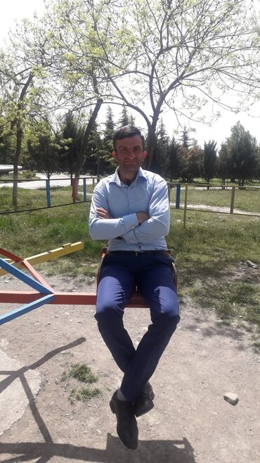 fəhlələr: Mavi rəngli, uzunqol düyməli kişi köynəyi. Bu köynək gündəlik istifadə
