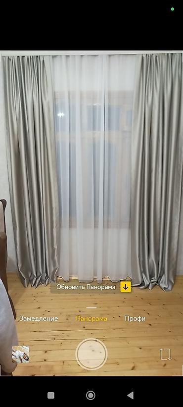 Gümüşü rəngdə qalın parça pərdə və ağ tull şəffaf tül dəsti. -