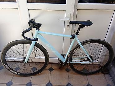 Велосипед в стиле fixed gear / single speed в минималистичном