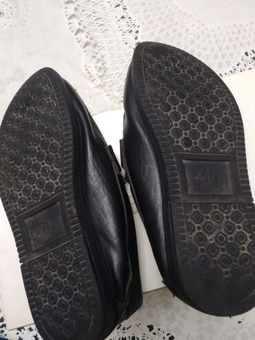 Uşaq ayaqqabıları: Makasinlər qara rəngdə .Hər biri 9man.32,31və27 razmerlər — 8