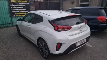 Hyundai: Белый хэтчбек Hyundai Veloster с динамичным дизайном и спортивным