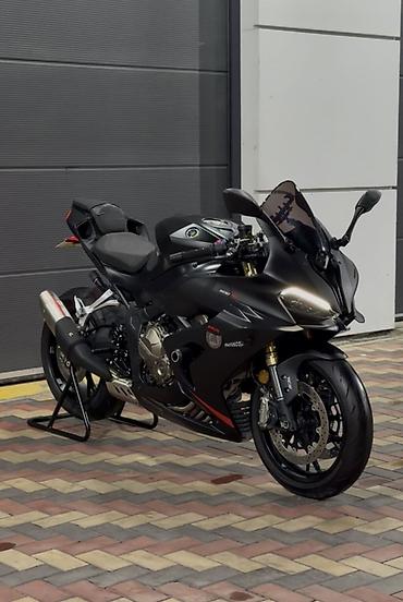 Спортивный мотоцикл Yamaha YZF‑R1 (кузов R1) в матовом чёрном цвете at lalafo.kg Спортивный мотоцикл Yamaha YZF‑R1 (кузов R1) в матовом чёрном цвете