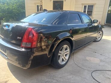 срочно срочно срочно продаю авто: Chrysler 300, черный седан представительского класса. Кузов: - Цвет