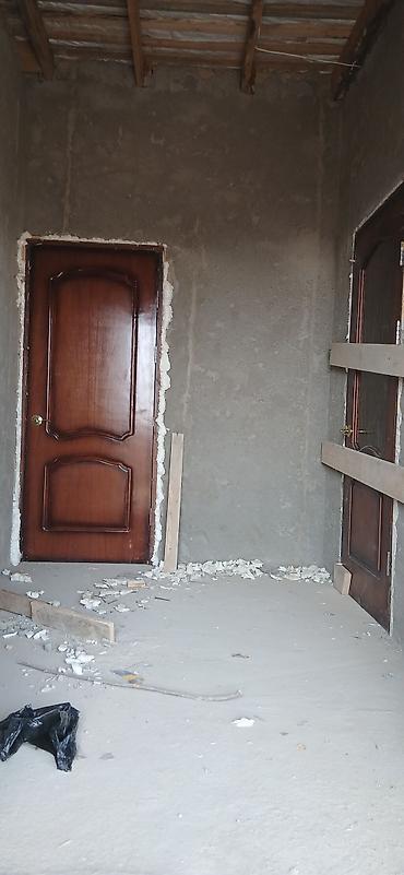 готовый домики: Дом из блоков с двускатной крышей на участке с ровным газоном — 6