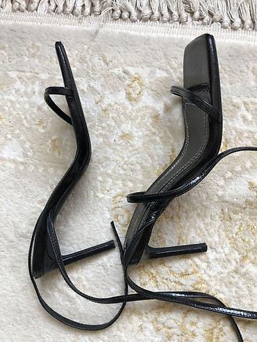 Босоножки, сандалии, шлепанцы: Bershka qadın sandaleti - Rəng: qara, laklı effekt - Model: nazik — 2