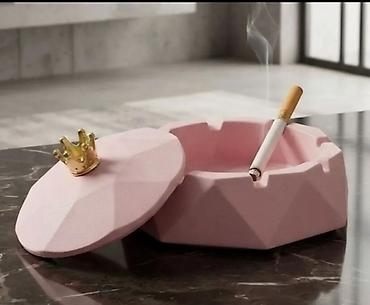 Elegantna pepeljara sa poklopcem – roze, geometrijskog dizajna, sa