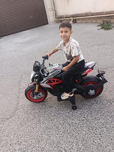 oglan oyuncaqlari: Uşaq elektrik motosikleti - Realistik “naked bike” dizaynı: iri ön — 3