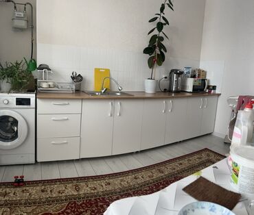 кухенные столы: Кухонный гарнитур белого цвета с деревянной столешницей, оснащенный
