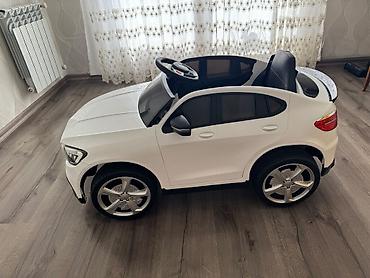 Uşaq üçün elektrikli maşın – 360 AZN Ağ rəngli, hündür kuzovlu uşaq