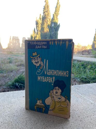 Kitablar, jurnallar, CD, DVD: Qədmi rus və kiril dilində olan roman kitablarıdı. Sayı hardasa 30-a