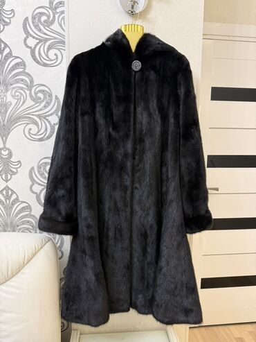 шубу из искусственного меха: Шуба из норки, цвет — черный бриллиант - Классический расклёшенный