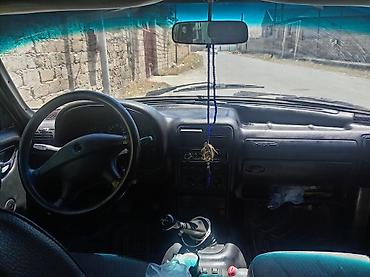 mersedes qapi: GAZ Volga 3110 sedan - Kuzov: 4 qapılı sedan, bej rəng - Mühərrik — 4