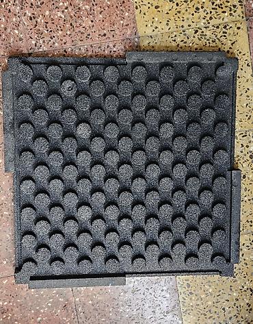 islənmis xalca: Rezin döşəmə.Təzədən seçilmir.Ölçüsü 60 *60 dır. Qalınlığı 3 sm.Bir — 3