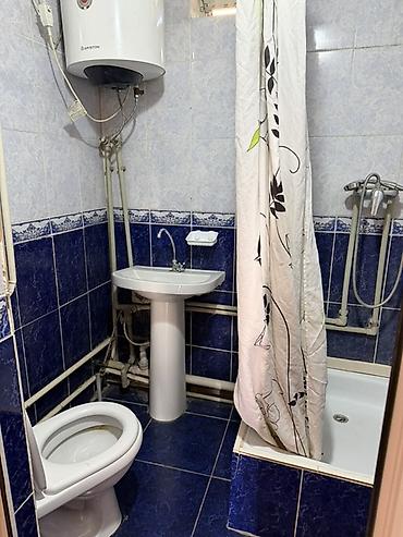 Долгосрочная аренда комнат: Сдается простая меблированная комната с отдельной кухней. Планировка — 5