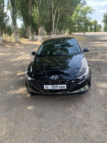 кредит на машину: Черный седан Hyundai Avante, представляющий собой стильный и