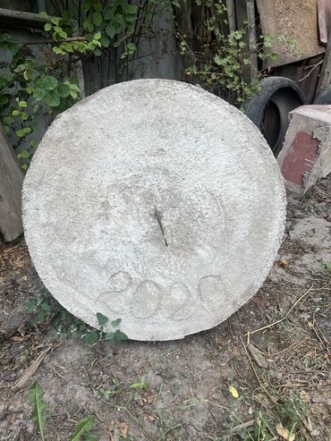 Дом и сад: Продаю бетон. Крышку на люк.
63.5см- диаметр . Толщина 7см