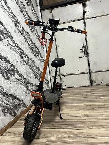 electric guitar: Elektrik skuteri – off-road təkərlər və güclü işıqlandırma ilə - — 1