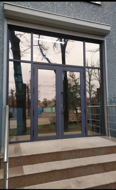 решетка для дома: Остекленная входная группа для коммерческих помещений, состоящая из