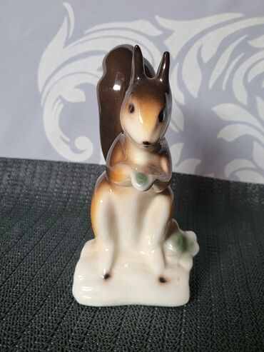 Ostali kućni dekor: Porcelanska nova figura veverice 70te. Figura nova sve na njoj je — 1