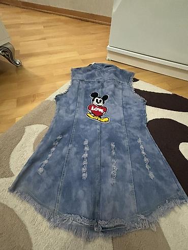 Üst geyimi: Cins uzun jilet/kofta - Material: açıq mavi yuyulmuş denim - Model — 1