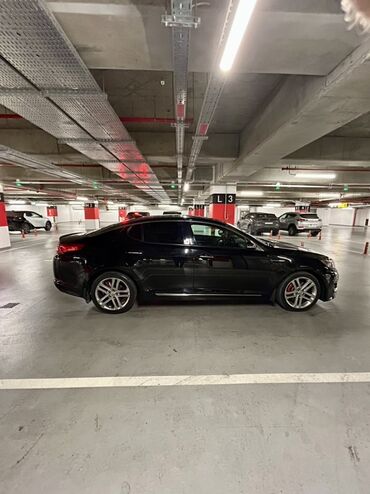 Kia: Kia Optima – qara rəng, sedan kuzov. Şəhərdaxili və magistral yollarda — 5
