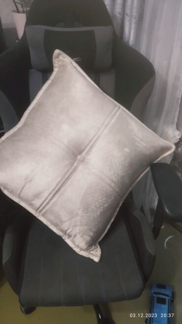 диван детский бу: Декоративные диванные подушки велюровые . Цвет золотисто-бежевый