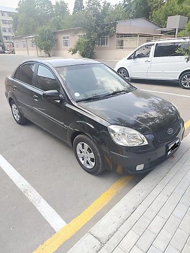 kia rio farası: Kia Rio sedan – qara rəng, kompakt və qənaətcil şəhər avtomobili — 4