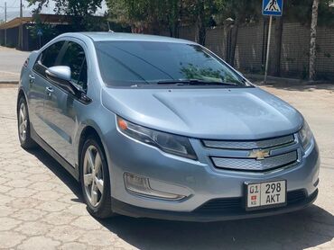 машина электирик: Элегантный хэтчбек Chevrolet Volt, выполненный в светло-голубом цвете