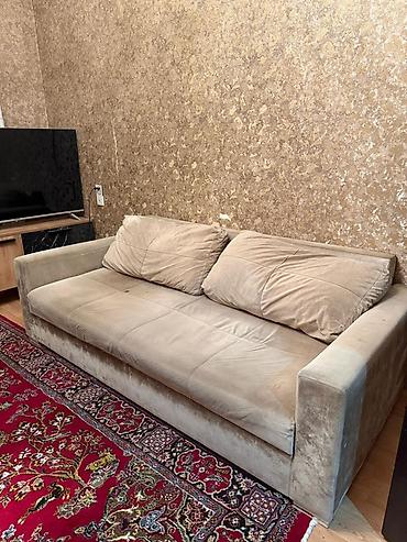 Divanlar: Bej rəngli, yumşaq məxməri toxumalı 3-yerlik divan. Minimalist düz — 1
