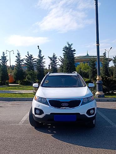 kia masinlari: Kia Sorento – ağ rəngli, şəhər və uzun məsafələr üçün rahat və geniş — 3