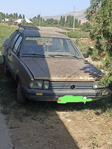 машинка для полировки авто бу: Легковой автомобиль седан (примерно 1980‑е годы), без опознавательных
