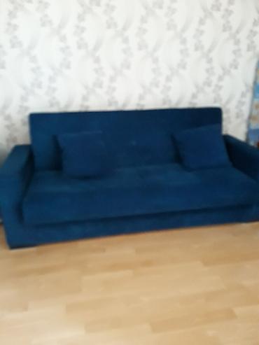 Divanlar: Tünd mavi rəngdə, müasir dizaynlı üçyerlik divan. Keçidli, düz xətli — 1