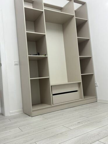 Кухонные гарнитуры: Кухонный гарнитур модульный, белый, с тёмной столешницей. Состав и — 14