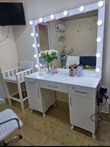 salon guzguləri: Стол для макияжа, С зеркалом