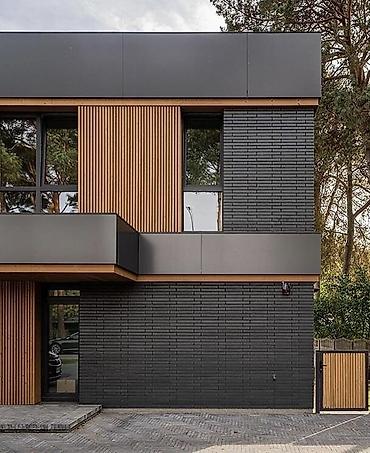 Фасадные работы: Современный двухэтажный дом с плоской крышей и панорамными окнами. - — 14