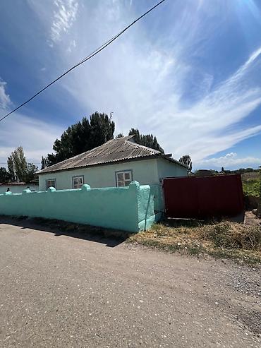 Продажа коттеджей и домов: Срочно продается дом в городе Токмок. Площадь дома — 102 м². Площадь — 5