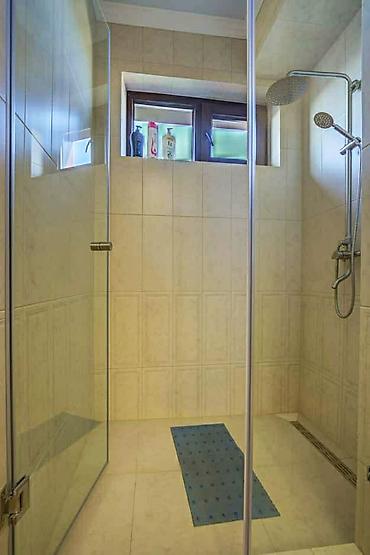 hostel osh: 2 комнаты, Бишкек Парк ТРЦ, Парковка, Постельное белье, Душевая кабина — 10