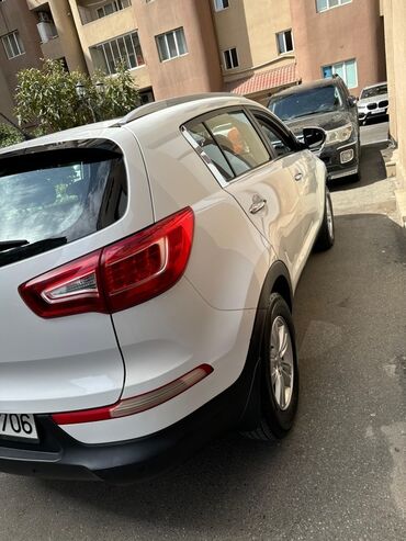 автобагажник на крышу: Kia Sportage – ağ rəngli, 5 qapılı kompakt krossover. AWD (tam