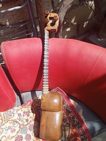 Səs avadanlığı: Taxtadan hazırlanmış, bədəni iki hissəli, uzun qollu simli musiqi