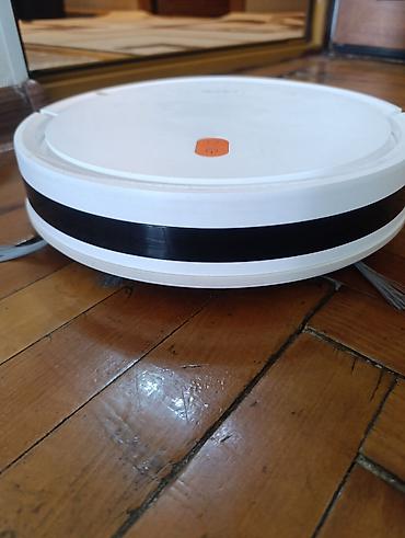 park sensor: Xiaomi robot tozsoran - Dairəvi, ağ korpus, üst paneldə iki düymə — 2