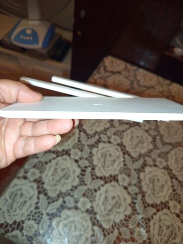 diz üstü kamputer: Xiaomi Wi-Fi routeri, dörd xarici antenası ilə stabil və geniş əhatəli