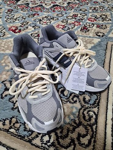 повседневная: Кроссовки adidas (серо‑белые) - Классический беговой силуэт с — 3