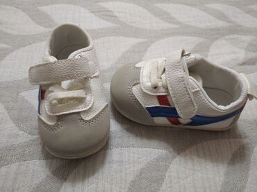 Детская обувь: Продаю детскую батиночку,в идеальном состоянии.Цена 500сом