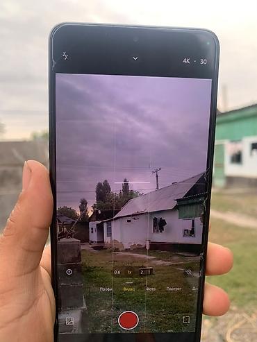 водяные: POCO X7 Pro, 256 ГБ - Дисплей: AMOLED с вырезом по центру под — 2